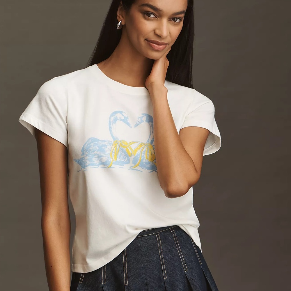 By Anthropologie Swan Graphic Tee
Cream Tee with Blue and Yellow Swan Design